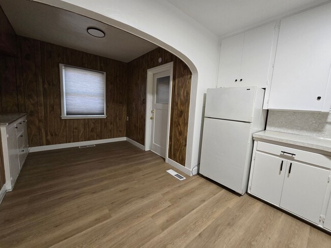 Building Photo - 2 Br 1 Ba ready now