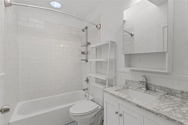 Building Photo - 713 E 45th St