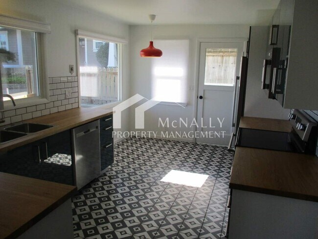 Building Photo - Gorgeous 3 Bedroom, 1 Bathroom Rambler near downtown Gig Harbor!