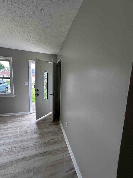 Building Photo - 10315 Waycross Ave