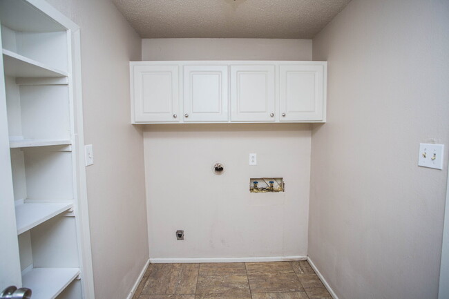 Building Photo - Beautiful 3/2 with a Bonus Room!