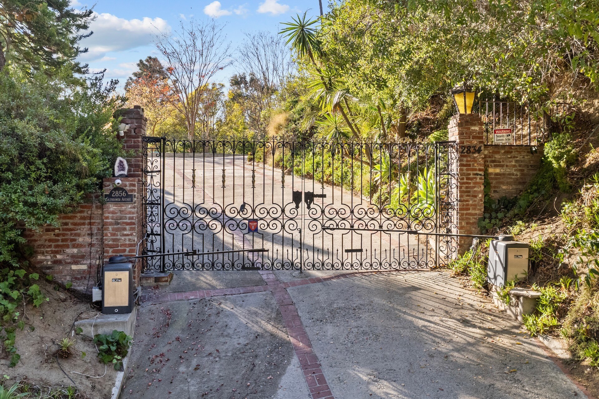 Building Photo - 2856 Glendower Ave
