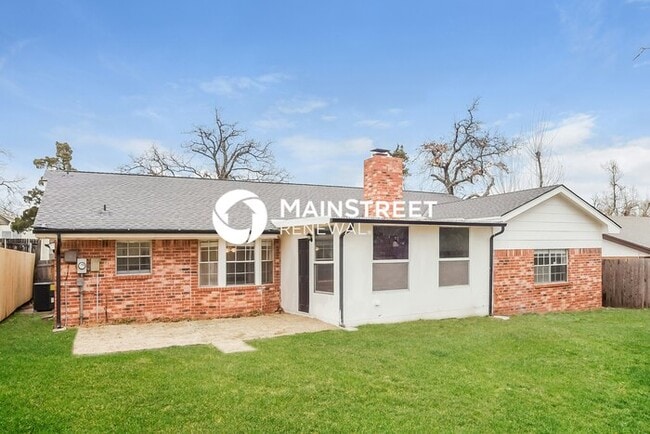 Building Photo - 3 Bedroom Pet-Friendly Home in OKLAHOMA CITY, OK with Main Street Renewal