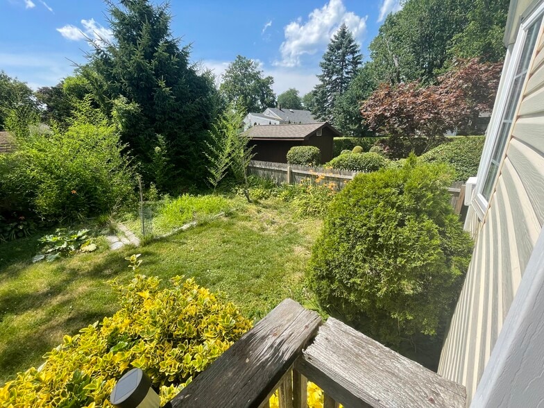 Yard with huge deck - 358 Prospect Ave