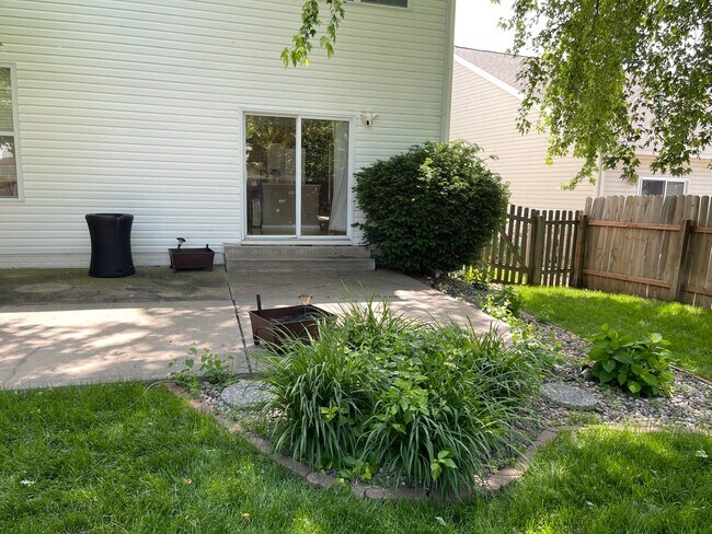 Building Photo - Move-in special. Beautiful 4 bed 2.5 bath 3000+sq ft