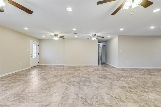 Building Photo - 2111 E Lott Ave