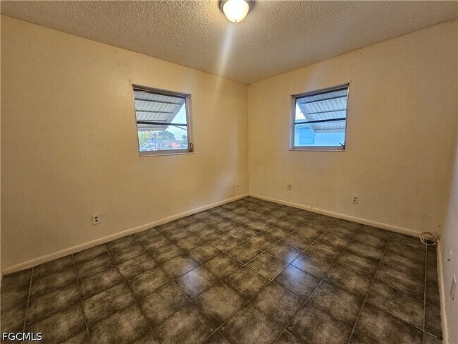 Building Photo - 423 Morgan Cir S