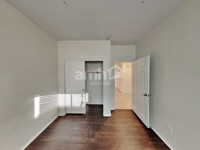 Building Photo - 10363 E Juanita Ave