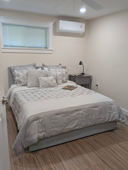 Queen bed - 14519 Dowling Dr