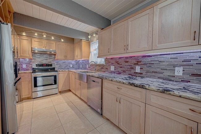 Building Photo - 6311 Crestside Dr