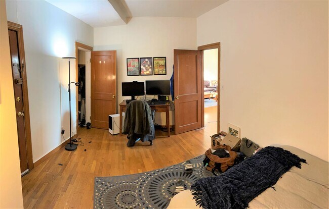 Building Photo - A must-see sun-splashing condominium unit ...