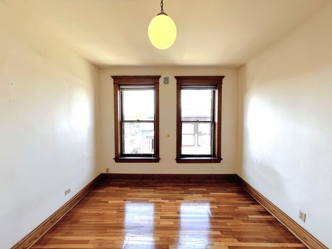 Building Photo - 1417 W Belle Plaine Ave