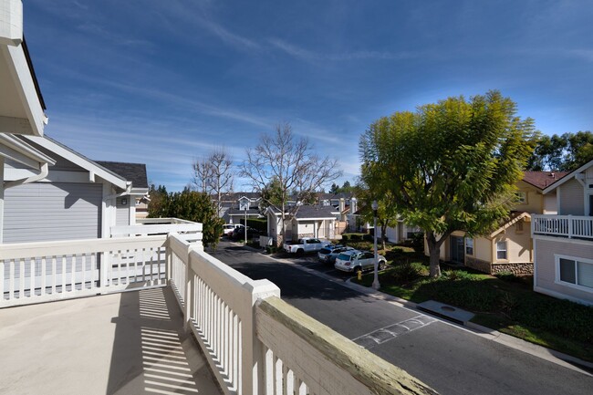 Building Photo - Lovely 3 Bedroom, 2.5 Bath Condo in San Dimas