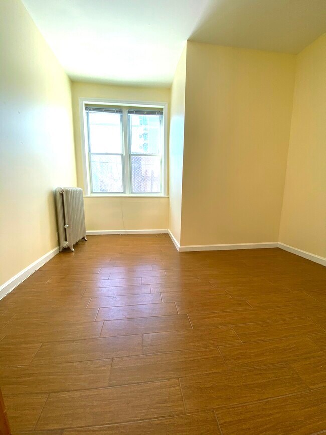BEDROOM - 336 Knickerbocker Ave