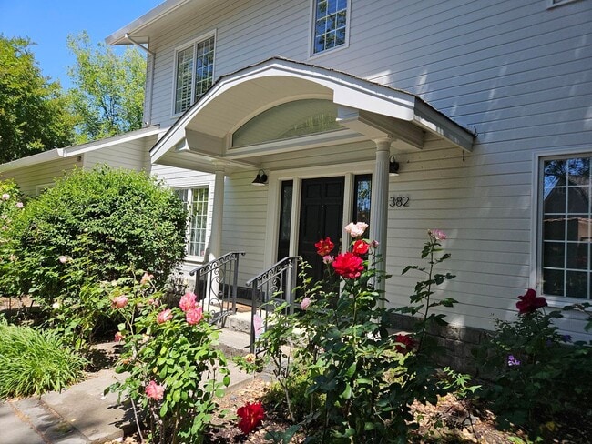 Building Photo - Stunning 4 Bed 3 Bath Naglee Park Home Nes...