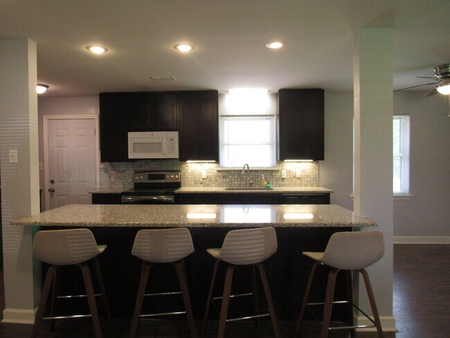 Building Photo - Contact Peggy 501 676 1758