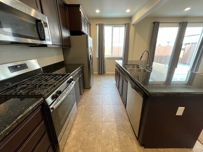 Building Photo - 3845 Lookout Dr