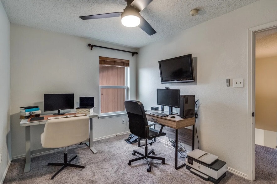 Building Photo - Room in House on Bandera St