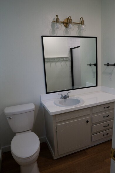 Building Photo - 737 Hallvale Dr