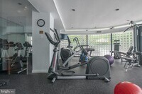 Building Photo - 1740 Oakwood Terrace