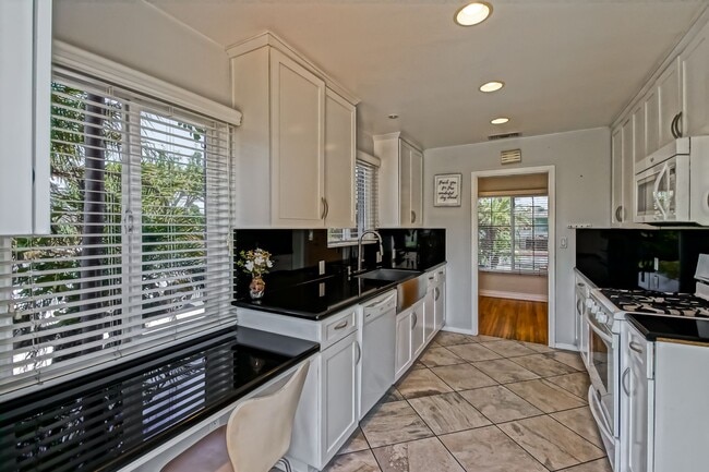Building Photo - CHARMING, BRIGHT & AIRY HOME ON LARGE CORN...