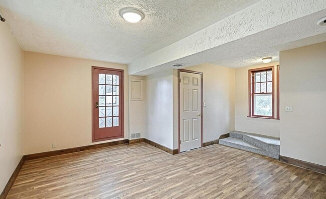 Building Photo - Beautiful 3 Bedroom, 1.5 Bath in Colonial West York!