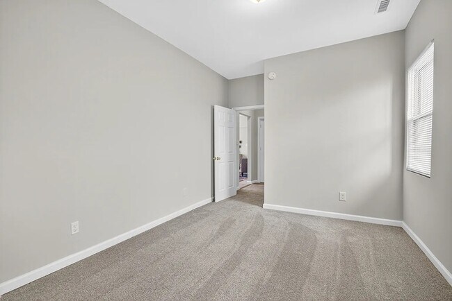 Building Photo - 830 Westwood Ave