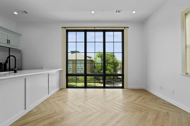 Building Photo - The 912 Building C