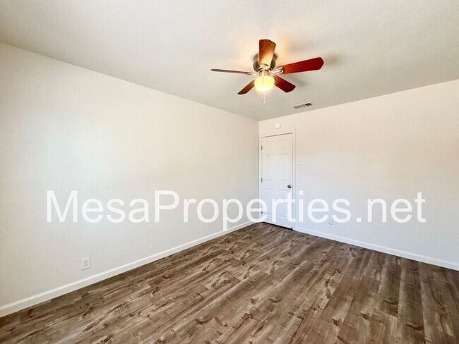 Building Photo - 820 Caliente Dr