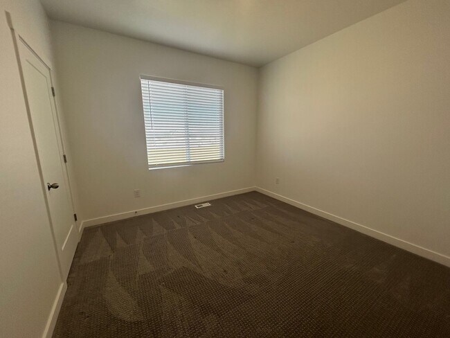 Building Photo - 3 Bedroom 2 Bathroom -Upstairs Apartment-Saddlebrook Dr. Santaquin