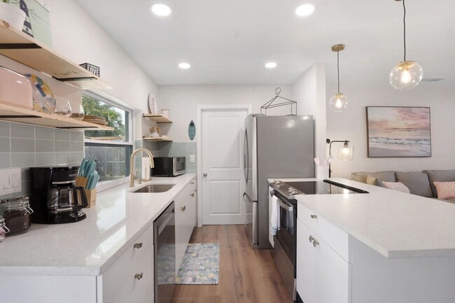 Building Photo - Furnished Chic Monthly Rental Home in Bradenton, FL VACA or Short Term