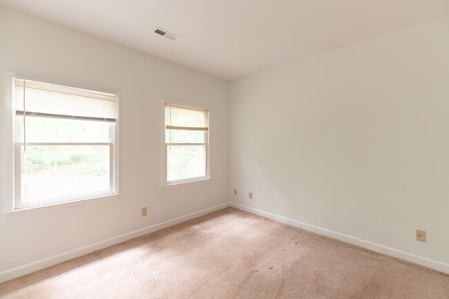Building Photo - Spacious 3100 sq ft 3 bedroom 2.5 bath home on over 1.5 acres in Oak Ridge NC w/2 car garage