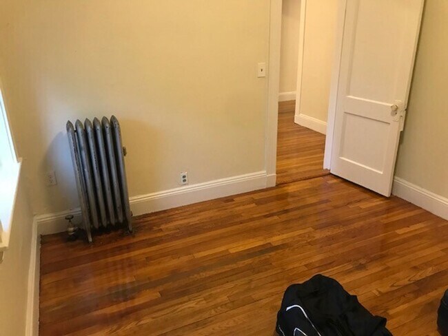 Building Photo - Large updated 2 bed unit with the landlord...