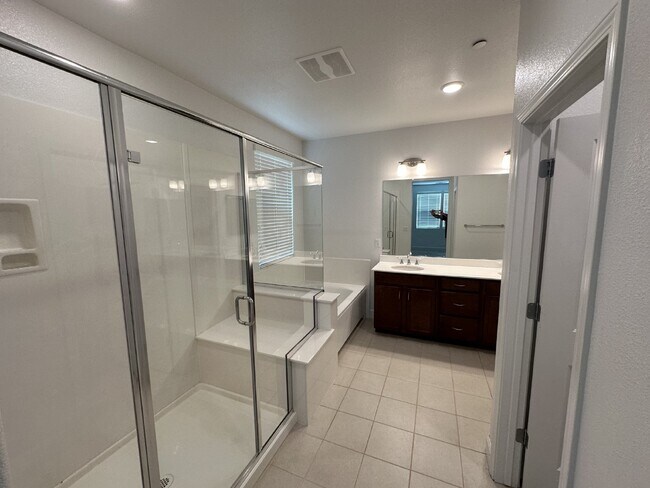 Building Photo - Beautiful 4 Bed, 3 Bath Home in Perfect Tracy Location