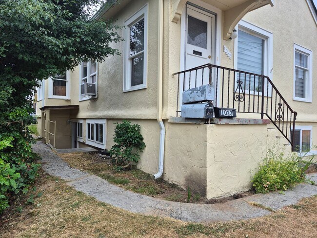 Primary Photo - Cozy 1 bedroom close to Seattle Ferry and ...
