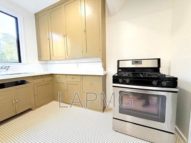 Building Photo - 7733 Hampton Ave