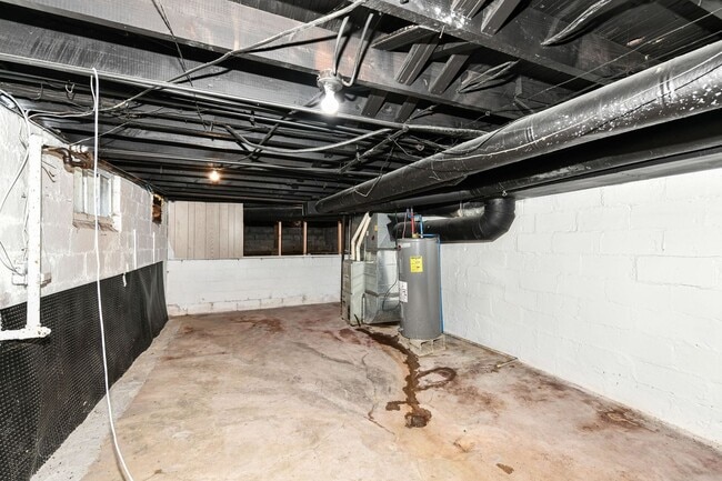 Building Photo - 802 N Denny St