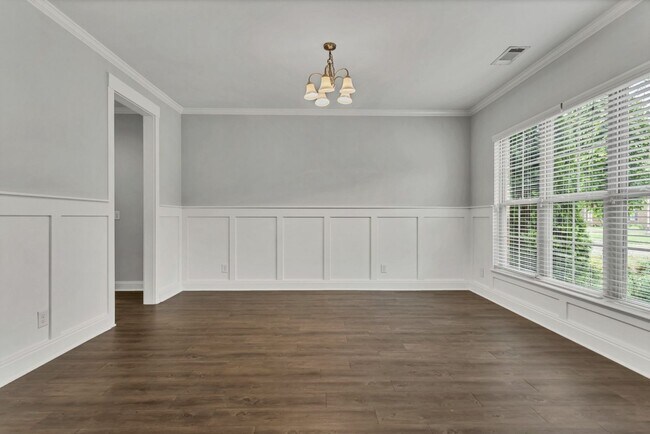 Building Photo - 4BR/3.5BA All-Brick Home Near Top Williams...