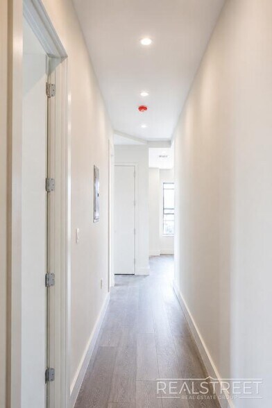 Building Photo - Stunning Large 2 Bed in Crown Heights