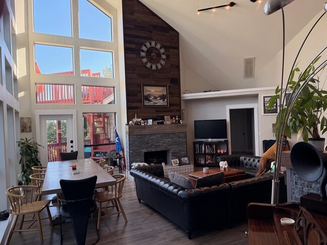 Building Photo - 2413 Crazyhorse Pass