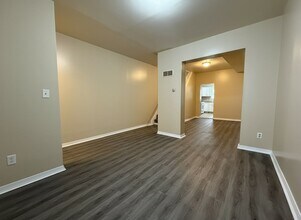 Building Photo - 4 Bedroom 1 Bath Rental In Germantown
