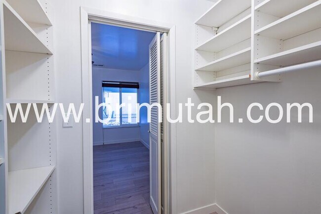Building Photo - 5761 S Waterbury Cir