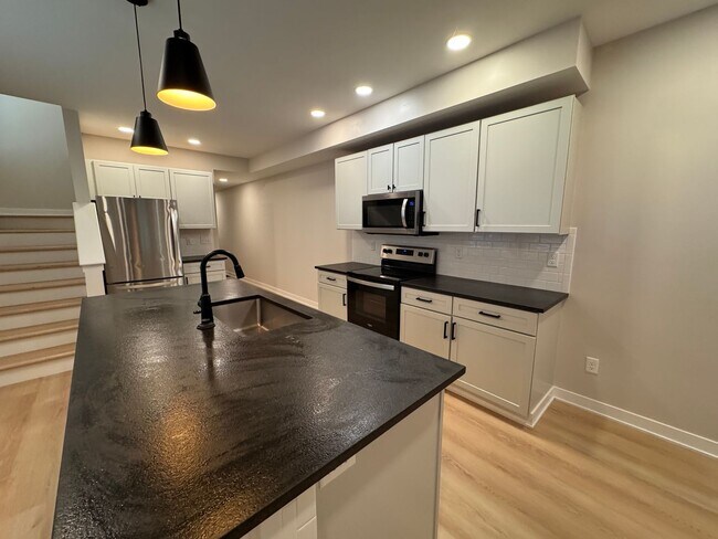 Building Photo - 1234-1236-1236 Summit St