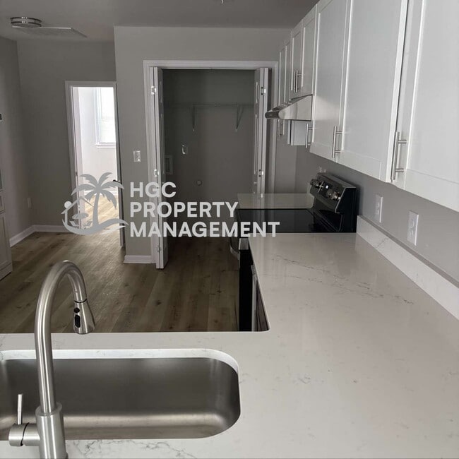 Building Photo - 827 Moore St