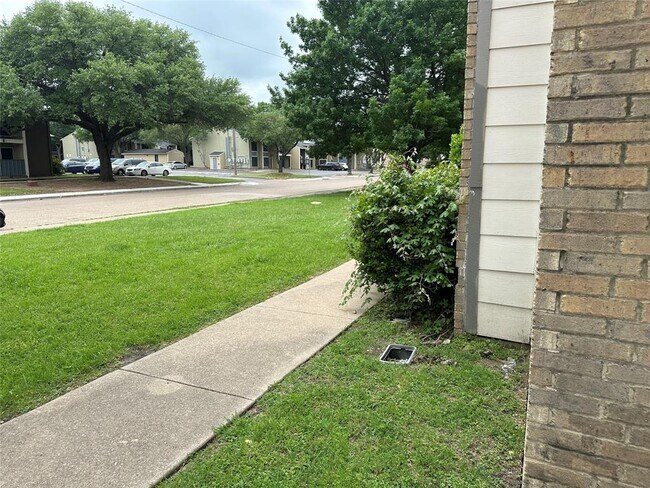 Building Photo - 8005 Rothington Rd