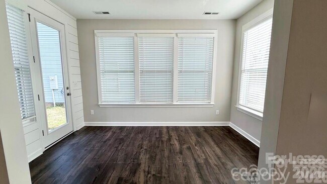 Building Photo - 3205 Shamrock Dr