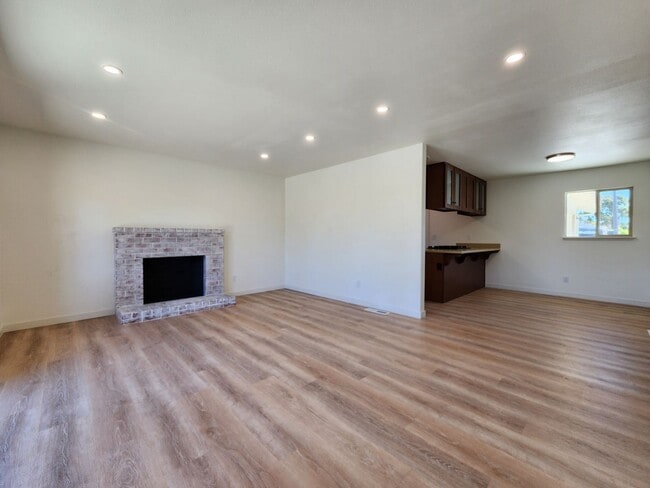 Building Photo - Rohnert Park Home with Large Fenced Yard