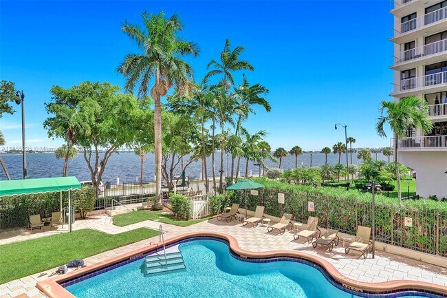 Building Photo - 1430 Brickell Bay Dr