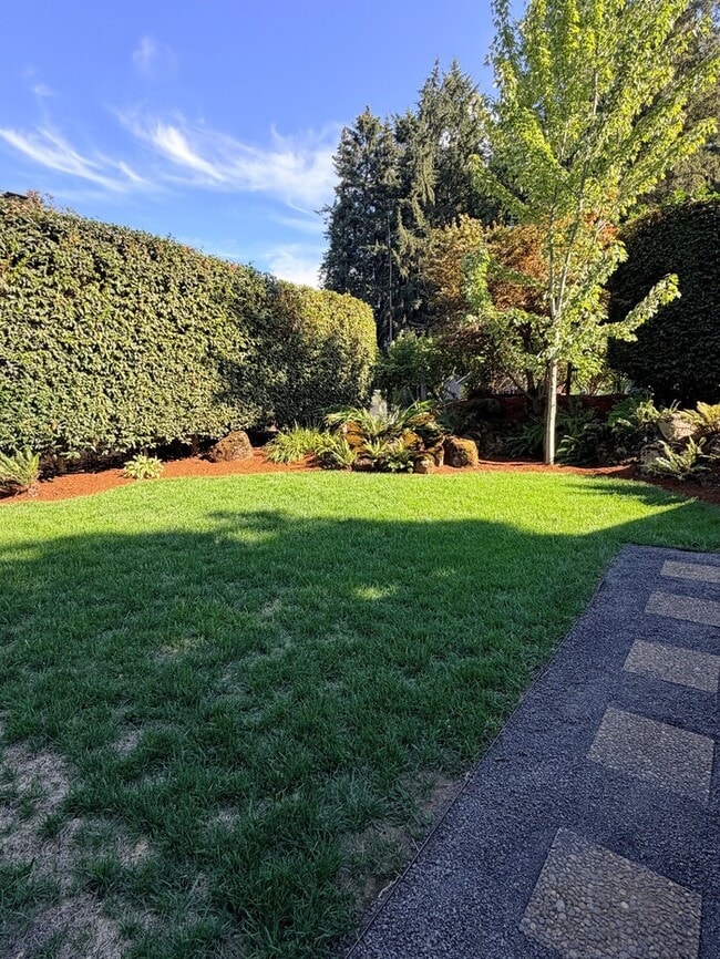 Building Photo - Spacious Home with Office, Studio, Workshop - Endless Possibilities!