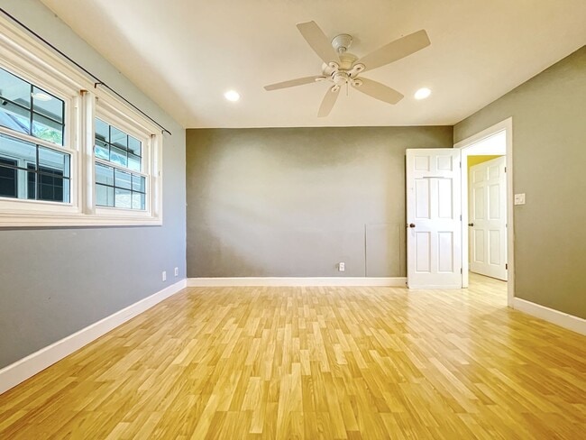 Building Photo - Dog Friendly 2/2 Kailua Duplex with one off-street parking!